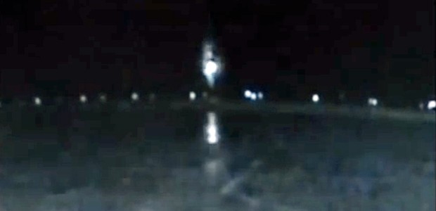 Der Moment vor dem Crash: Offenbar versuchten die Piloten die Maschine mit einem Sturzflug zu beschleunigen.