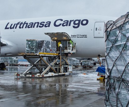 Lufthansa Cargos Boeing 777F mit dem Kennzeichen D-ALFH wird in Frankfurt beladen.