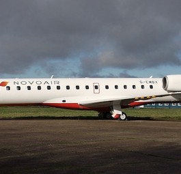 Der Embraer 145 wartet auf die Inspektion auf dem Londoner Flughafen Biggin Hill.