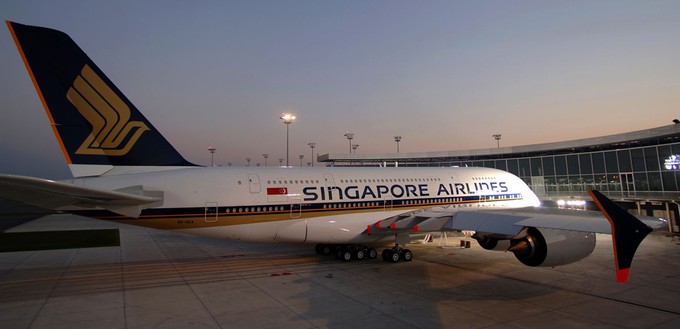 Der erste ausgelieferte A380 geht im Oktober 2007 an Singapore Airlines. Die Fluglinie setzte den Superjumbo auf der Strecke Singapur - Sydney ein.