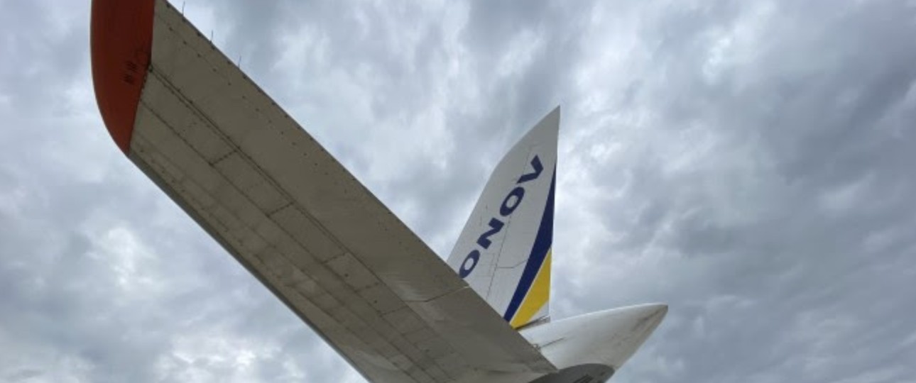 Beladung der An-124: Ingenieure des Herstellers haben dafür gesorgt, dass die Yacht optimal ins Flugzeug geladen wird.