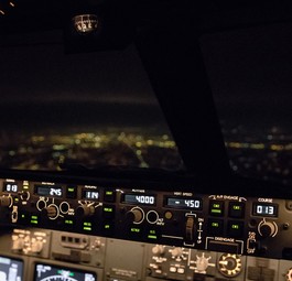 Nacht im Cockpit: Statt nur aus dem Fenster zu schauen, studieren viele Dienstvorschriften.