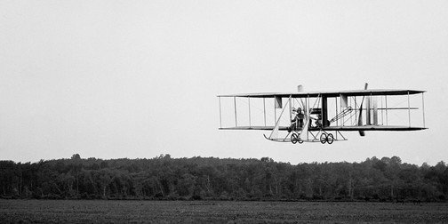 <div><span lang="DE">Wright Model B beim Test durch die US-Armee. Viele der einstmals großen Namen der Luftfahrtbranche sind heute verschwunden. Jedoch leben sie in teilweise gigantischen Großkonzernen fort. So zieht selbst Wright eine direkte Linie bis zu Lockheed Martin.</span></div>