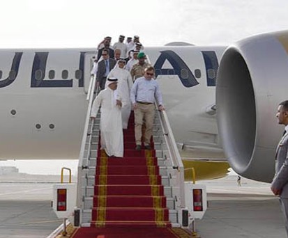 Die Ehrengäste besuchen zum ersten Mal die neue Boeing 787-9 von Gulf Air.