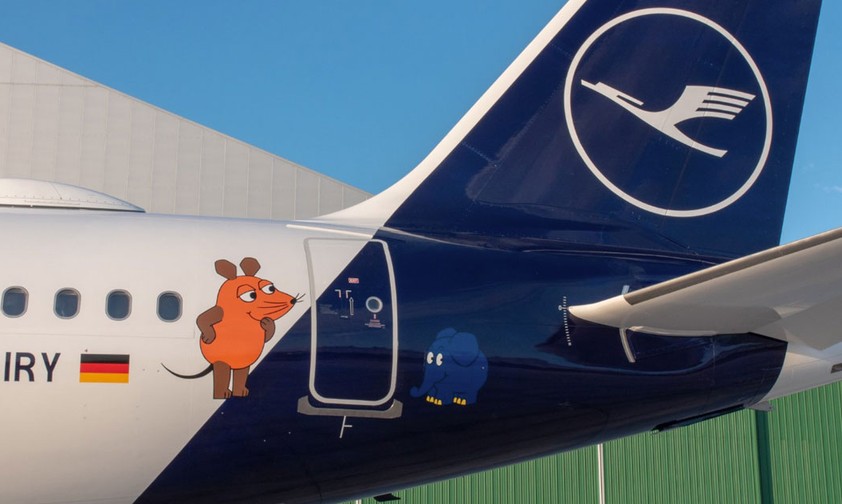 Airbus A321 D-AIRY von Lufthansa: Ist mit Maus und Elefant geschmückt.
