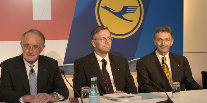 Nach dem Rücktritt von Swiss-Chef André Dosé (nicht im Bild) im Jahr 2004 hatte kurzzeitig Verwaltungsratspräsident Pieter Bouw  (links) auch den Posten des Airline-Chefs übernommen. Auf ihn folgte Christoph Franz (Mitte), der 2005 mit dem damaligen Lufthansa-Konzernchef Wolfgang Mayrhuber (rechts) Swiss' Übernahme durch Lufthansa unterzeichnete.