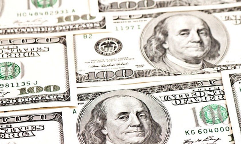 Dollar-Scheine: Irgendjemand vergass viel Geld, sehr viel Geld in einer Boeing 777 von TAAG.