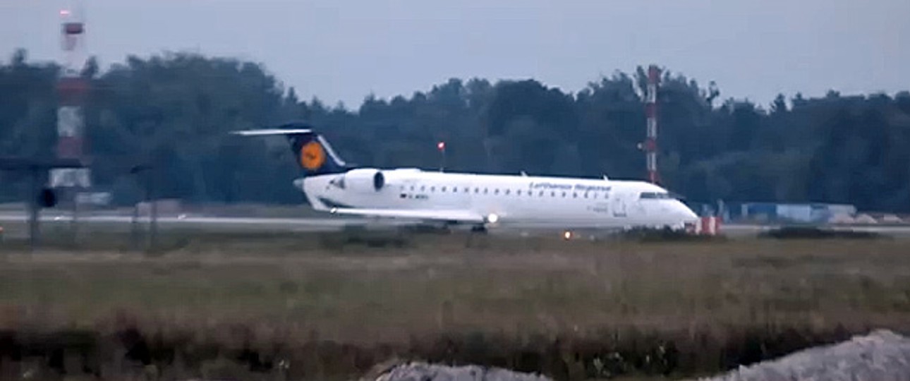 Bombardier-Maschine der Lufthansa Cityline: Musste auf der unfertigen Poste abheben.