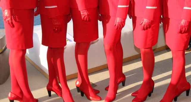 Die roten Strumpfhosen von Austrian Airlines: Objekt der Liebe und des Hasses.