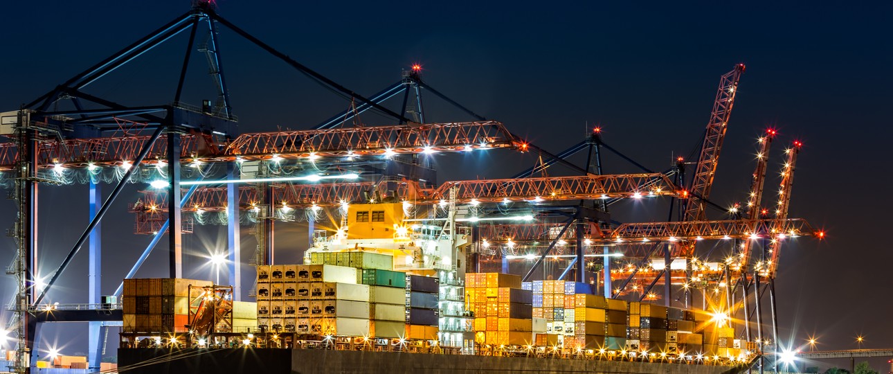 Containerschiff im New Yorker Hafen: Die Kapazitäten sind knapp.