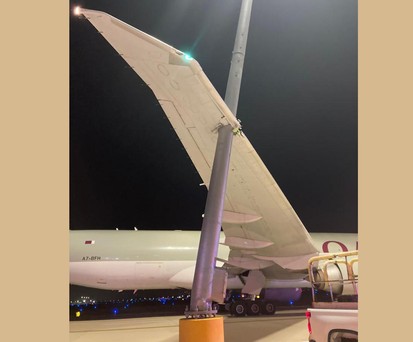 Beschädigte Boeing 777 F: Ups, da war etwas im Weg.