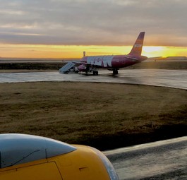 Geparkter Airbus A320 von Wow Air am Flughafen Reykjavik/Keflavik: Die Flugline muss dringend sparen.