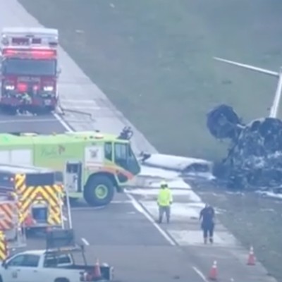 Bilder von Hop-A-Jet Flug 823 nach dem Absturz: Die Flugbegleiterin rettete mit ihrem Einsatz Leben.