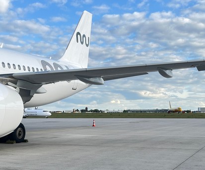 Airbus A320 Neo von Marabu: Das Flugzeug mit der Kennung ES-MBD ist momentan am Boden.