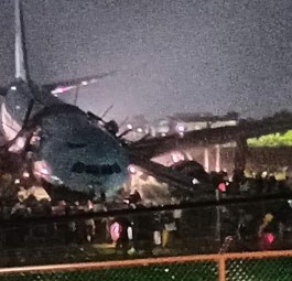 Der verunfallte Airbus A330 von Korean Air: Der Jet fiel vornüber.