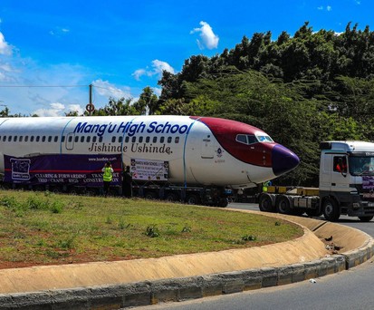 Boeing 737-700 von Kenya Airways: Die Maschine wird auf dem Landweg zur Schule transportiert.