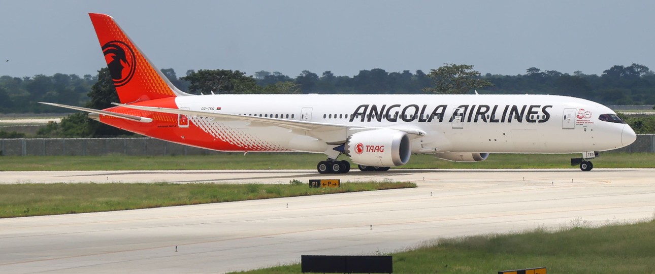 Die erste Boeing 787-9 von TAAG: Bei der Ankunft in Luanda ...