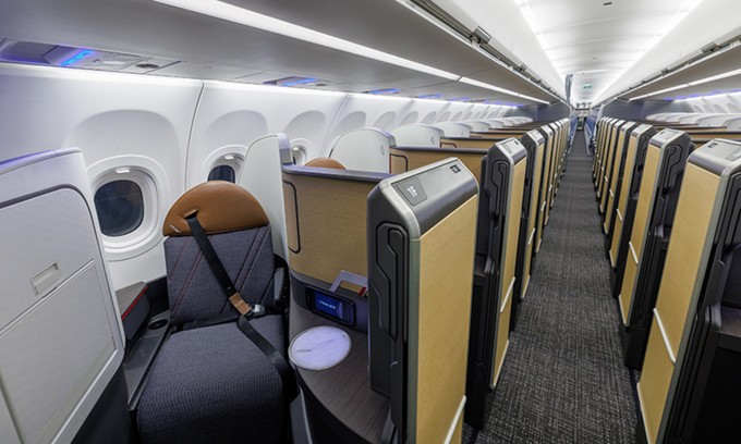 20 der Sitze stehen in den Airbus A321 XLR. Der Bildschrim ist 17 Zoll groß. Die Sitzbreite beträgt 57 Zentimeter.