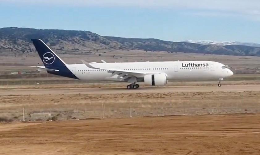 Die Landung der D-AIXS in Teruel: Warten auf die Sitze.