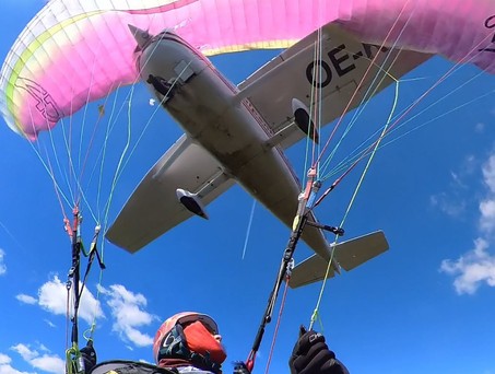 Der Moment vor dem Absturz: Die Cessna kollidiert mit dem Gleitschirm.