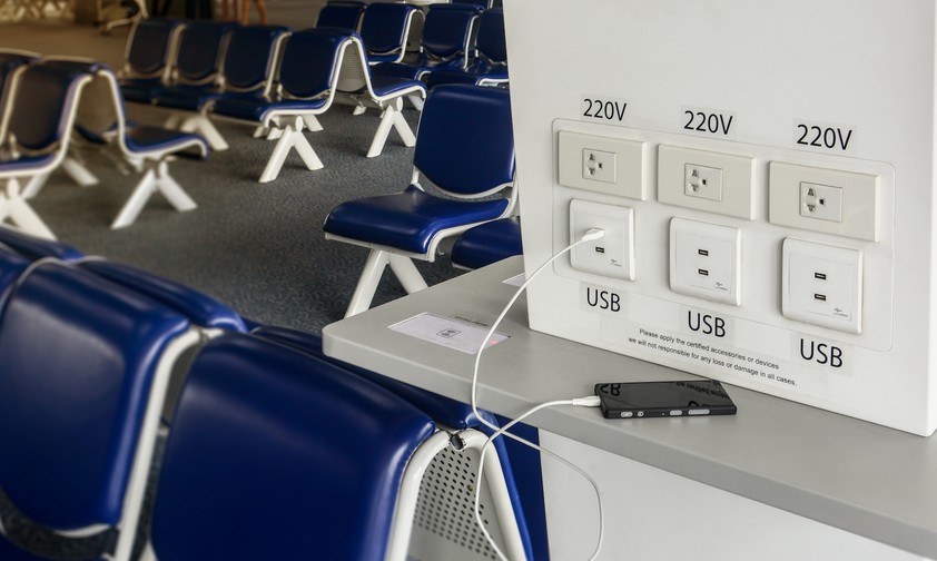 Ladestation an US-Flughafen: Lieber die Steckdose nutzen.