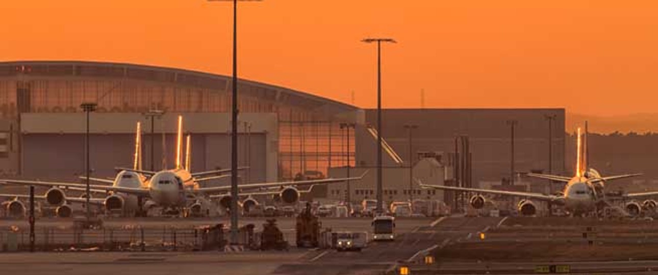 Cargo City Süd in Frankfurt bei Sonnenuntergang.