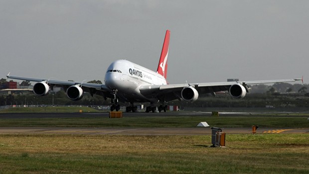 Die Australier setzen den A380 ab Melbourne nach London, Los Angeles und Singapur ein. Ab Sydney fliegen sie mit ihm Hongkong, London, Los Angeles und Singapur an. Und von Singapur aus steuern sie London an.