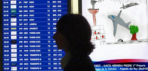 Anzeigetafel auf spanischem Flughafen: Ryanair kürzt Angebot.