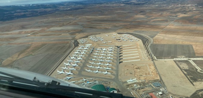 Blick aus dem Cockpit auf Teruel: Am spanischen Flughafen sind Dutzende von Flugzeuge eingelagert worden.