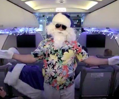 Weihnachtsmann in Ferienlaune: Bei Condor mit Hawaii-Hemd und blauer Mütze.