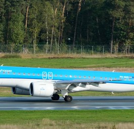 Eine Embraer E195-E2 von KLM am Flughafen Nürnberg: Die Niederländer verbinden Nürnberg mit Amsterdam bis zu viermal am Tag.