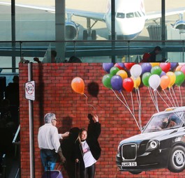 «Floating Taxi» von Rogue One im Terminal 5 des London-Heathrow Airport: Der Künstler malte das Werk zuerst auf einer Gebäudewand in Glasgow.
