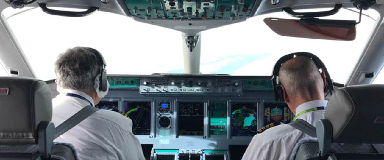 Das Cockpit des Superjet - ausgestattet mit modernster Technologie und viel Ähnlichkeit zur Airbus-A320-Familie.