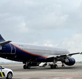 Der Airbus A320 mit dem Kennzeichen VP-BAC in Amsterdam: Hat den Airport verlassen.