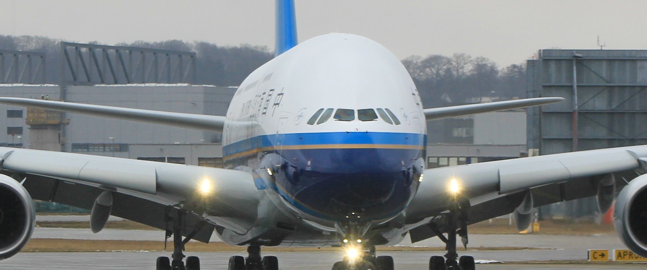 China Southern betreibt fünf Superjumbos. Und alle fünf Airbus A380 sind im Einsatz. Die Fluggesellschaft fliegt mit ihnen Ziele auf vier Kontinenten an: Paris und Amsterdam in Europa, Melbourne in Australien, Los Angeles in Amerika und Tokio in Asien.