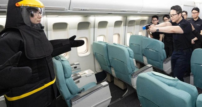 Training bei Korean Air: Umgang mit Tasern will gelernt sein.