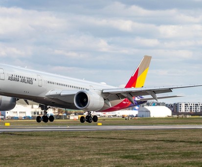 Ein A350 von Asiana: Das Flugzeug hat das rote Log auf dem Rumpf verloren.
