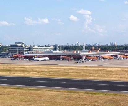 Der Flughafen Tegel: Anfang November wurde der Betrieb eingestellt. Letztes Jahr flogen <span data-sheets-value="{&quot;1&quot;:3,&quot;3&quot;:6047139}" data-sheets-userformat="{&quot;2&quot;:579,&quot;3&quot;:{&quot;1&quot;:2,&quot;2&quot;:&quot;#,##0&quot;,&quot;3&quot;:1},&quot;4&quot;:{&quot;1&quot;:2,&quot;2&quot;:16777215},&quot;9&quot;:2,&quot;12&quot;:0}">6.047.139</span> Leute von hier ab.