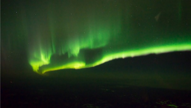 Die Farben der Nordlichter kommen von den Gasen durch denen die Aurora entstehen. Sauerstoff sorgt für grün, Nitrogen für blau oder rot und Helium blau oder violet. Sie können in bis zu 1'000 Metern Höhe entstehen.