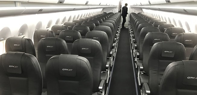 Die Standardbelegung des Fliegers umfasst 98 Sitze. Dank breitem Rumpf ist viel Raum vorhanden. Weil über der Tragfläche kein Notausgang ist, lässt sich die Kabine flexibel einrichten.