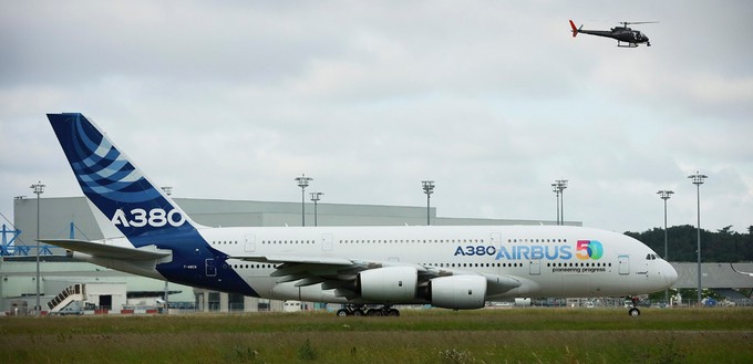 Mit dabei ist ein Airbus A380 mit 50-Jahre-Aufkleber...