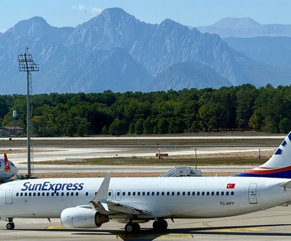 Rang 30 und damit der letzte Platz: Am Flughafen Antalya kamen zwischen Juni und August 2024 laut Eurocontrol nur 39 Prozent der Flüge pünktlich an. Das war ein Minus von 13 Prozentpunkten im Vergleich zum Vorjahreszeitraum.