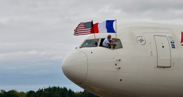 Kapitän Jim Butterworth befestigt Flagge der USA und Frankreichs außen am Cockpit: Flug mit Veteranen in die Normandie.