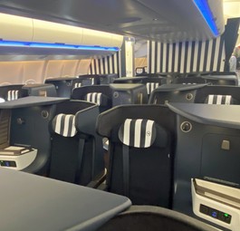 Die neue Business Class von Condor: Ein sehr dunkles Blau wirkt edel. <em>(Klicken Sie ins Bild und schauen Sie sich die Bildergalerie im Großformat an)</em>