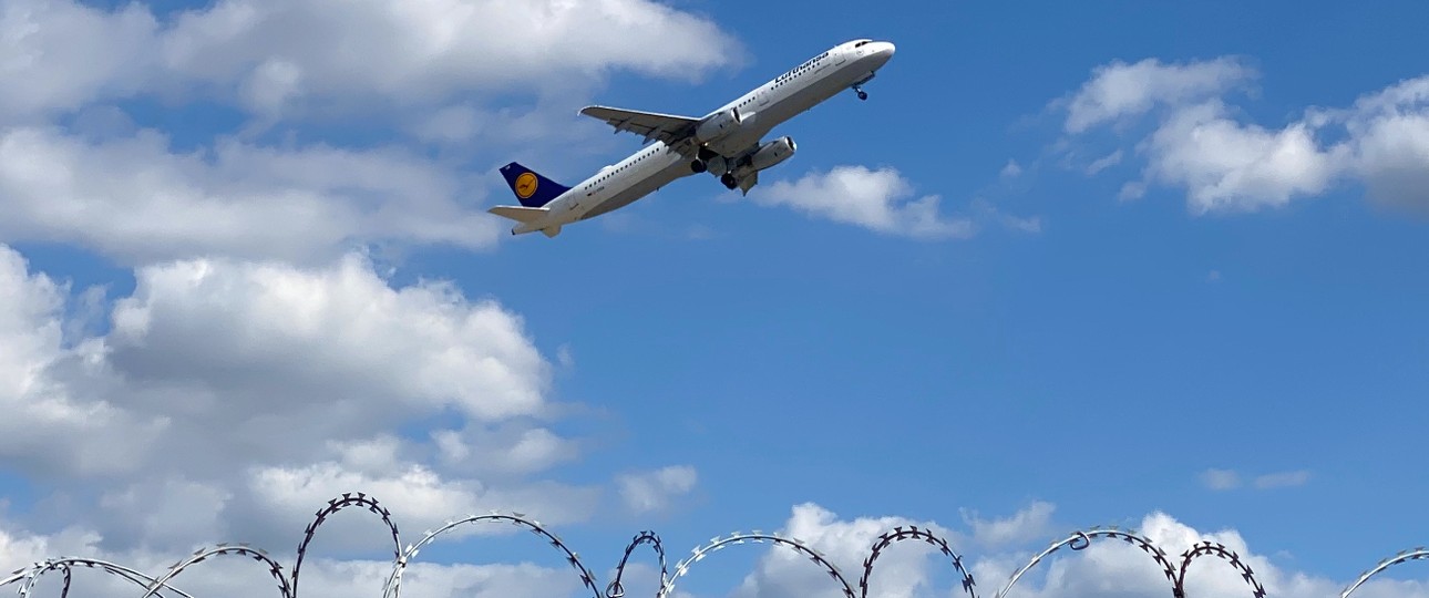 Flugzeug von Lufthansa: Viele bleiben am Freitag am Boden.