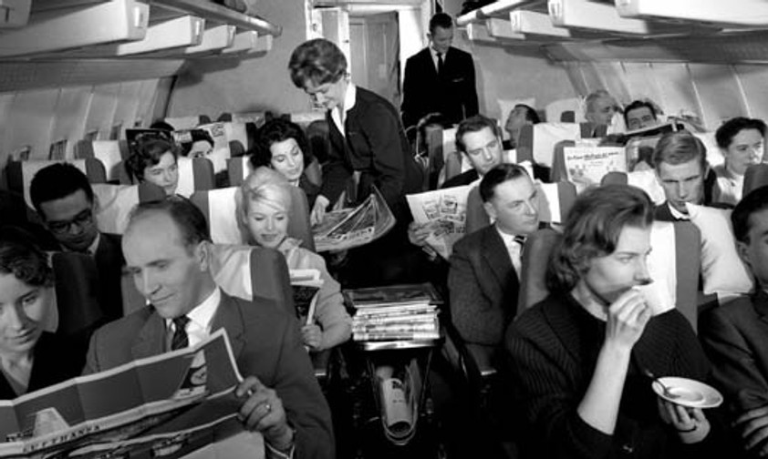 Alle so adrett: Die Economy Class in einer Boeing 707 von Lufthansa um 1960.