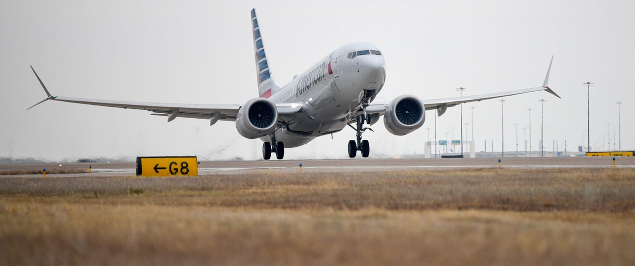 Boeing 737 Max von American Airlines beim ersten Start nach dem Grounding: Das Flugzeug ist wieder in der Luft, die Aufarbeitung geht weiter.