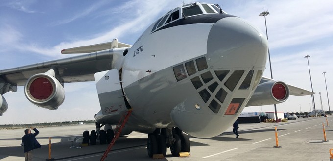 Ilyushin Il-76 : Im charakteristischen unteren Teil der verglasten Nase sitzt der Navigator des Frachtfliegers. Durch die Fenster..