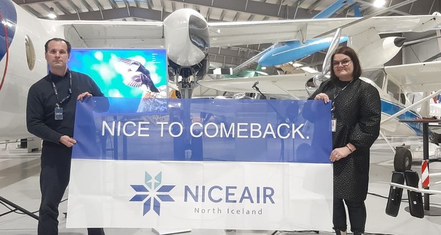 Niceair-Gründer Martin Michael (rechts) und XXX Pressechefin vom Flughafen Akureyri (links): Ab Februar gibt es wieder Verbindungen nach Europa. 