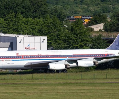 Die Boeing 707 am Flughafen Hamburg: Das Flugzeugzeug wurde für die Zerlegung von seinem bisherigen Standplatz ...